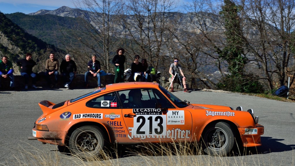 Debutanterne Søren Bunk (Skanderborg) og Jakob Knudsen (Skanderborg) har kørt deres Porsche 911 SC fra 1979 godt og sikkert gennem første etape i Rallye Monte-Carlo Historique
(Foto: Michael Eisenberg)